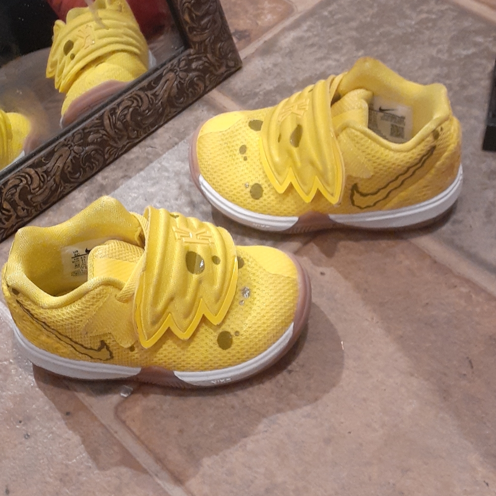 spongebob  Nike toddler shoes sized 5c